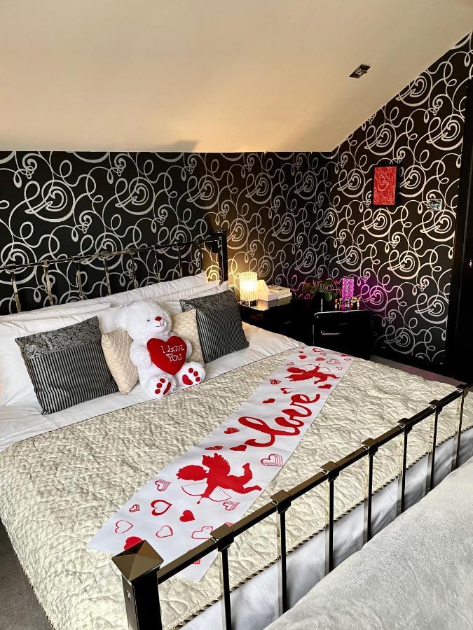 Finn Village - Loch Lomond Villa B&B - Black Room With Jacuzzi-Style Bath Glasgow Buitenkant foto