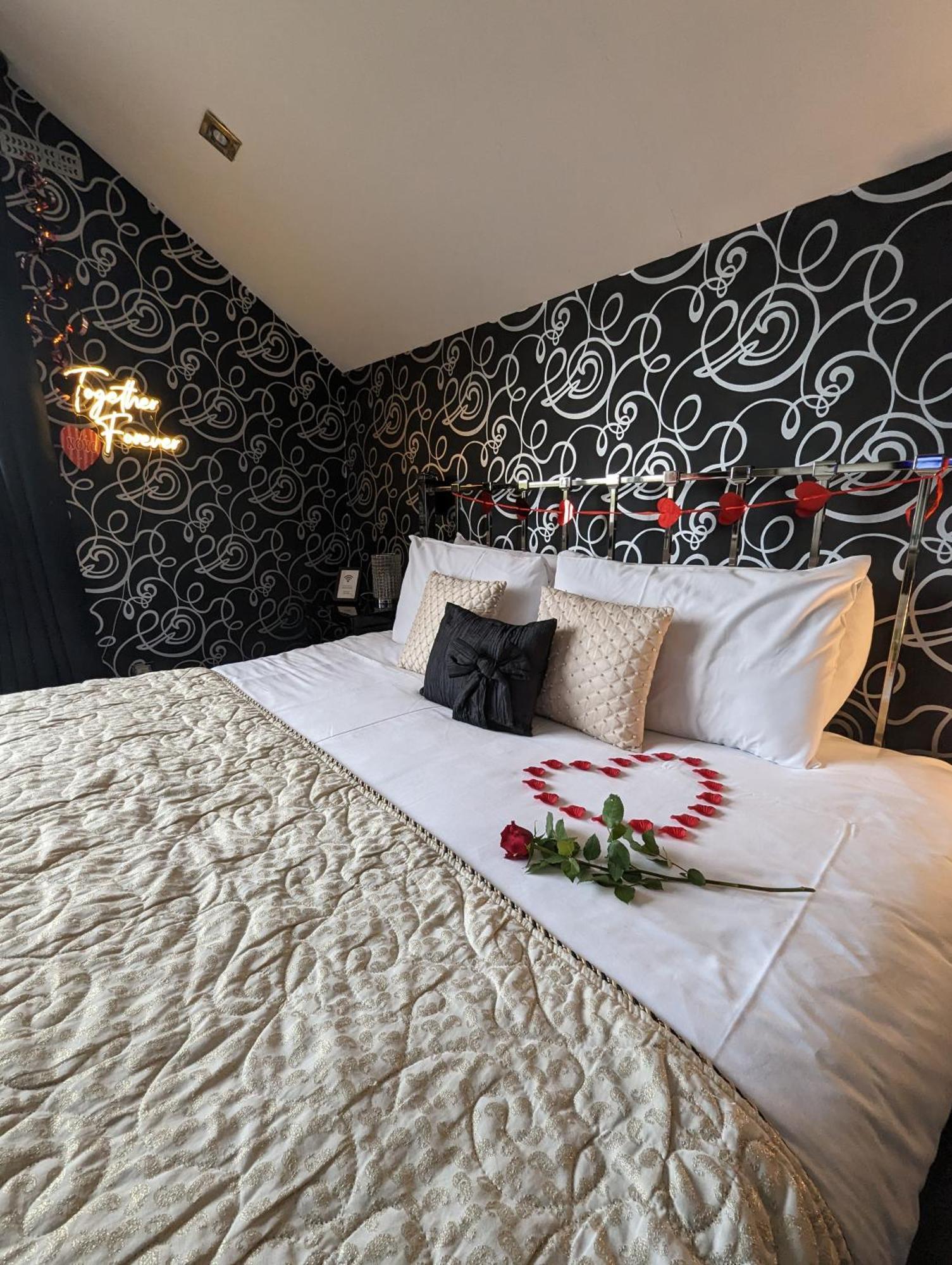Finn Village - Loch Lomond Villa B&B - Black Room With Jacuzzi-Style Bath Glasgow Buitenkant foto